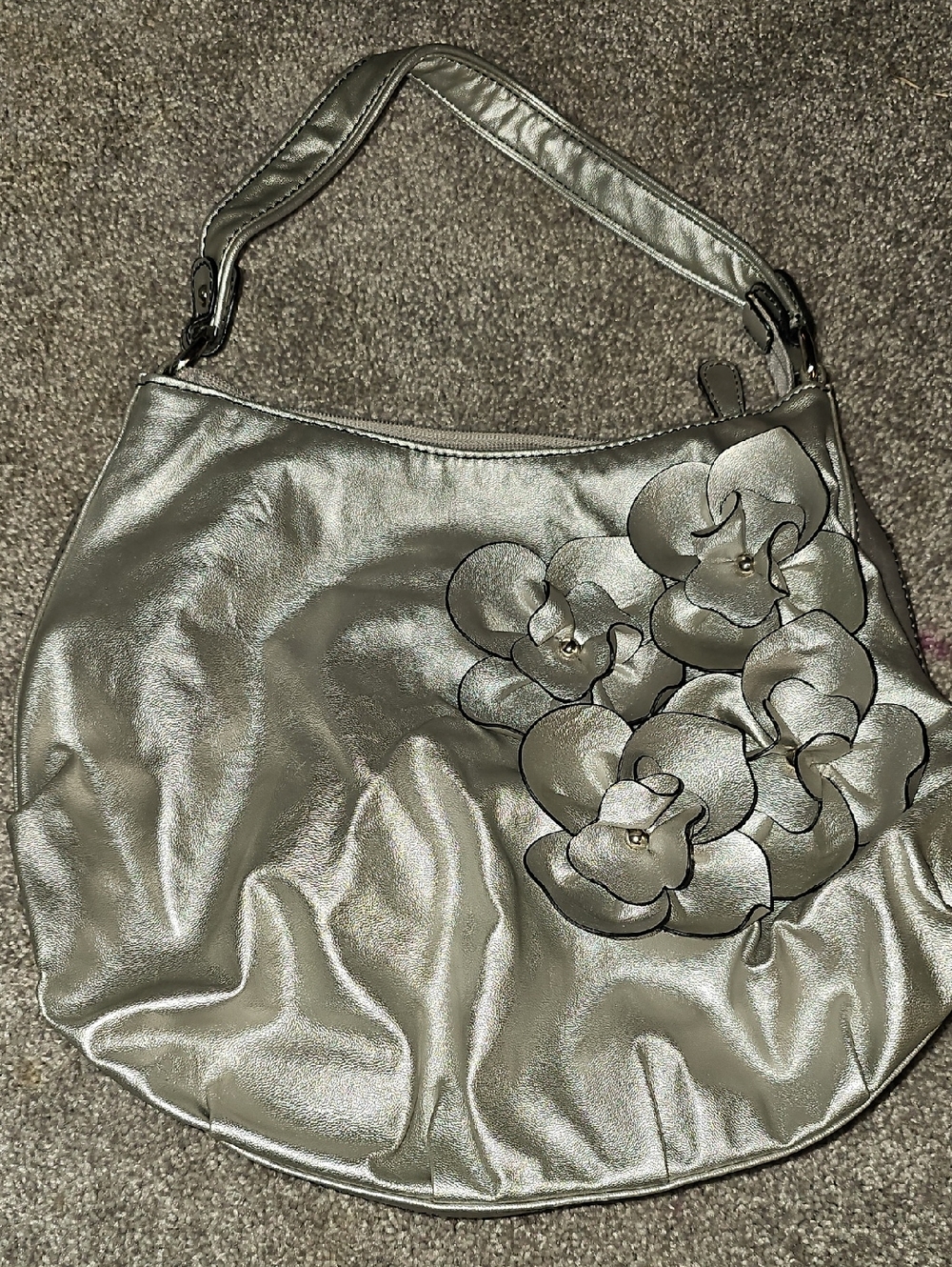 T4💜🔹️Nine & Co. Metallic Silver Floral Applique Hobo Bag